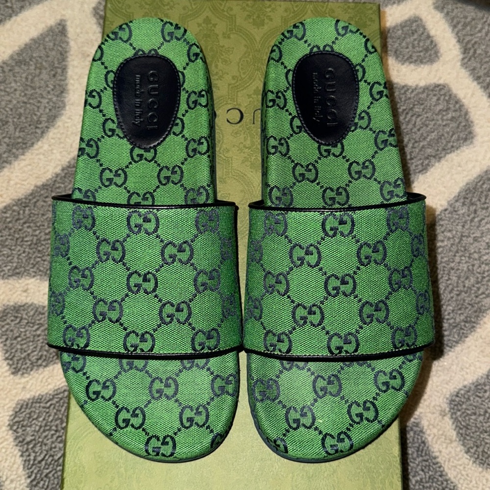 Very slightly used Gucci slides in size 9uk